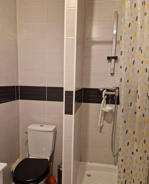 Sèche-cheveux, serviettes fournies, savon, papier toilette