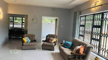 House, 4 Bedrooms, Smoking, Patio | Living room