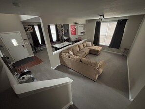 Living area - Spacious 5-bedroom house with game room, near downtown Noblesville and Ruoff (Noblesville)