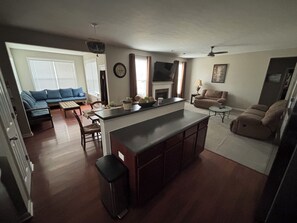 Living area - Spacious 5-bedroom house with game room, near downtown Noblesville and Ruoff (Noblesville)