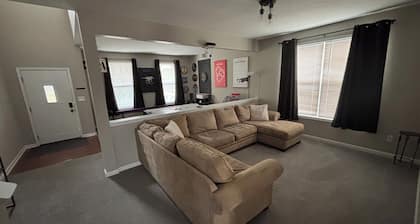 Spacious 5-bedroom house with game room, near downtown Noblesville and Ruoff