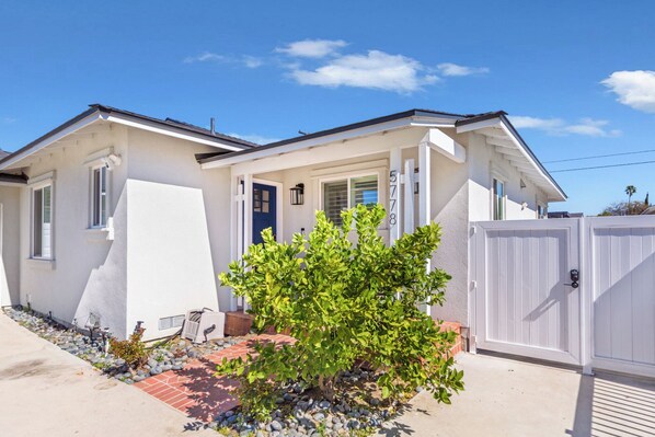 Exterior - Bright & Cozy 3BR - Walk to Top Spots! (Los Angeles)
