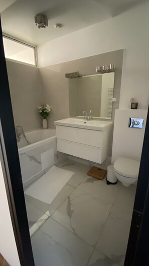 Een douche, een haardroger, handdoeken, zeep