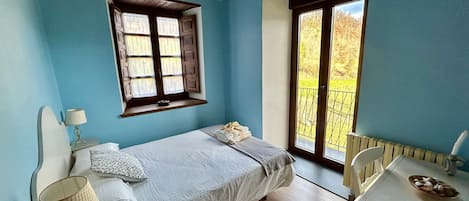 1 habitación, tabla de planchar con plancha, wifi y ropa de cama