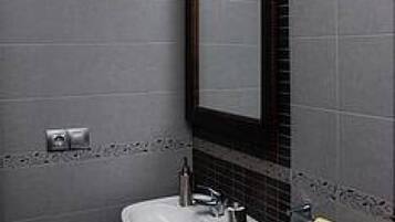 Een douche, een haardroger, handdoeken, zeep