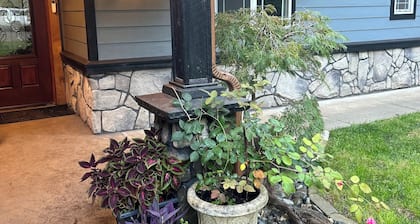 Chalet in the Majestic Redwoods 5 mins to Redwood National parks & Smith River.