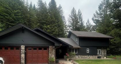 Chalet in the Majestic Redwoods 5 mins to Redwood National parks & Smith River.