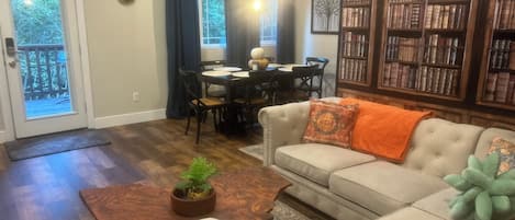 Smart-TV, peis, bøker og printere