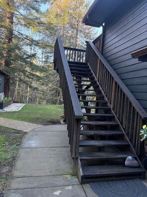 Un escalier en bois mène à une maison sur laquelle on peut lire, sur la première marche, l’inscription « Bienvenue ».