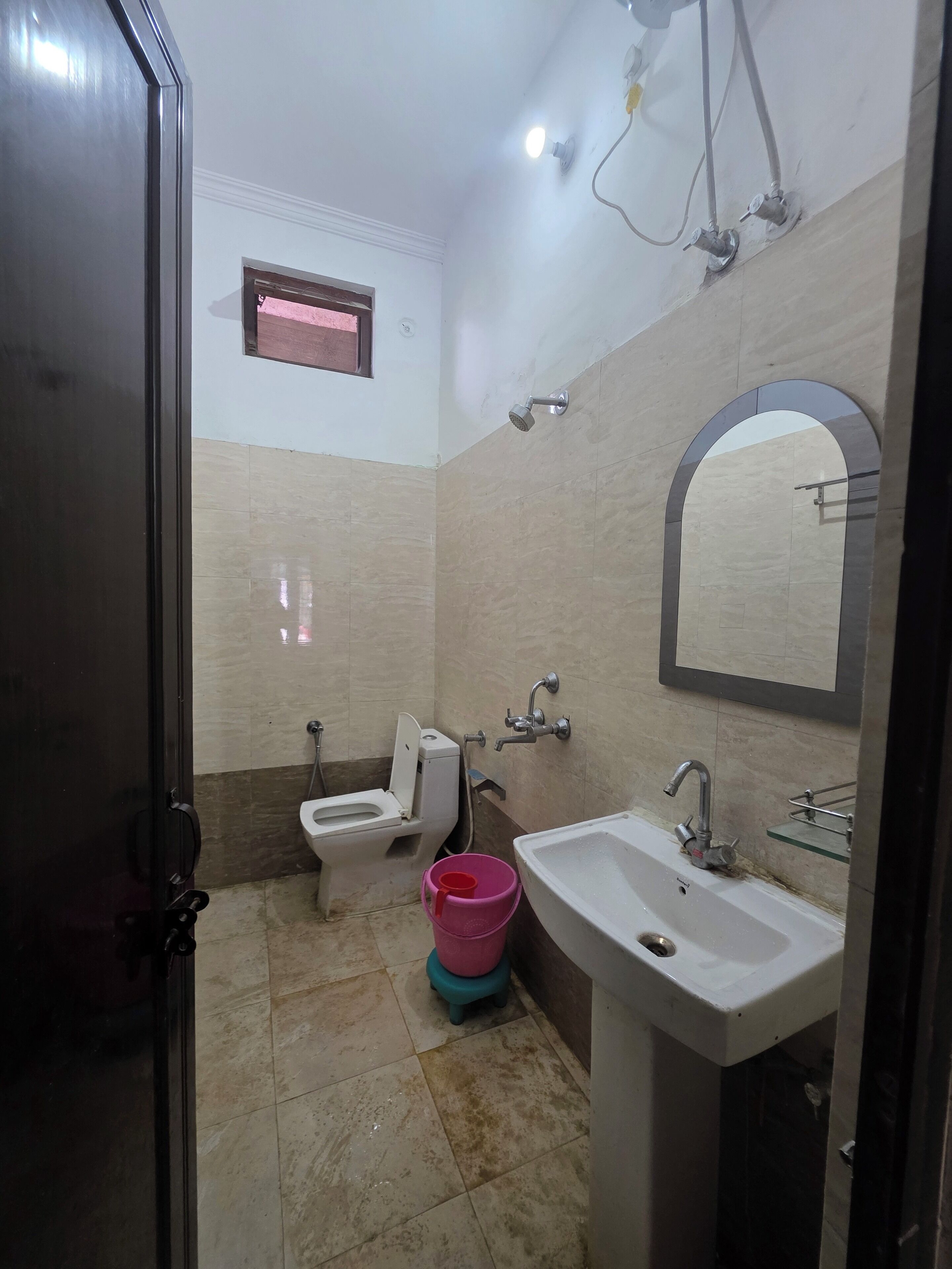 Un baño con inodoro, lavamanos y ducha.