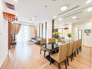 Superior-Apartment, 2 Schlafzimmer, Küche, Stadtblick | Wohnbereich