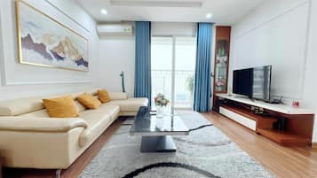 Superior Apartment, 3 Bedrooms, Kitchen, City View | Living area