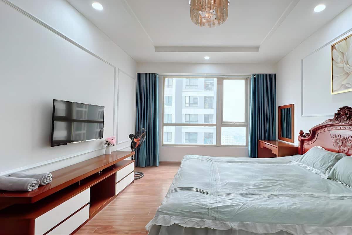 Apartamento superior, 3 habitaciones, cocina, vistas a la ciudad | 1 dormitorio, escritorio, espacio para trabajar con un portátil