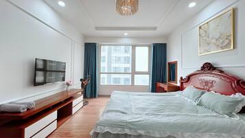 Superior-Apartment, 3 Schlafzimmer, Küche, Stadtblick | Schreibtisch, laptopgeeigneter Arbeitsplatz, Verdunkelungsvorhänge