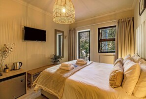 Comfort dubbelrum - 1 queensize-säng - utsikt mot trädgården | 2 sovrum, sängtillbehör av högsta kvalitet och minibar