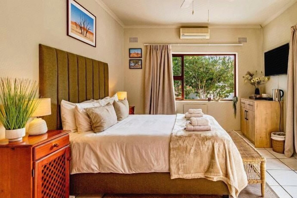 Premium bedding, down comforters, minibar, in-room safe