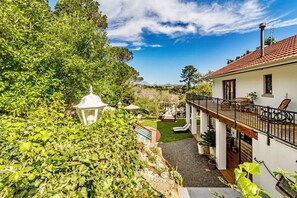 Småhus – deluxe, 2 soverom, kjøkken, bassengutsikt | Sengetøy av topp kvalitet, minibar, safe på rommet og blendingsgardiner