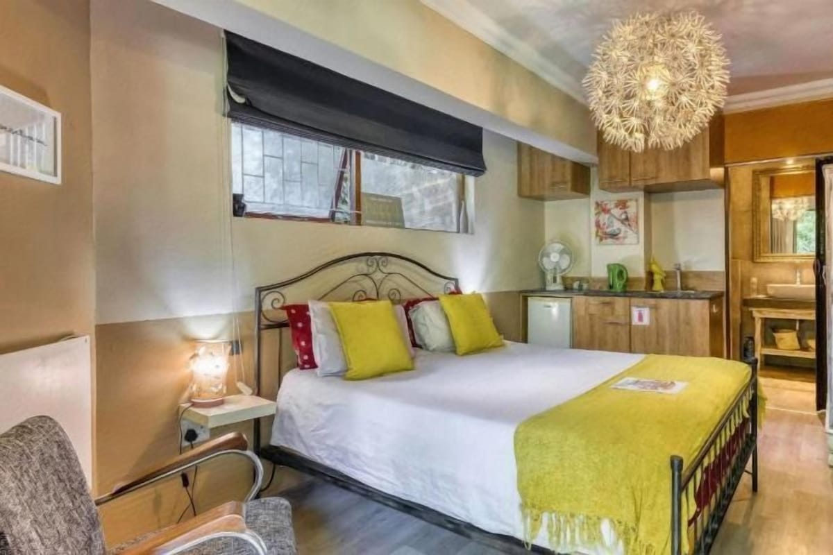 Premium bedding, down comforters, minibar, in-room safe