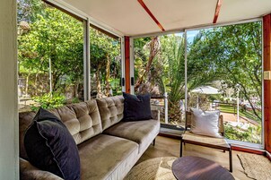 Ropa de cama de alta calidad, cubrecamas y minibar 