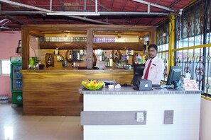 Bar (trong khuôn viên)