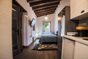 Klassieke tweepersoonskamer, balkon, uitzicht op bergen | Gratis wifi