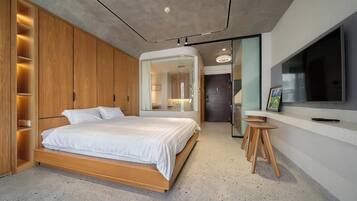 Escritorio, espacio para trabajar con laptop y cortinas blackout