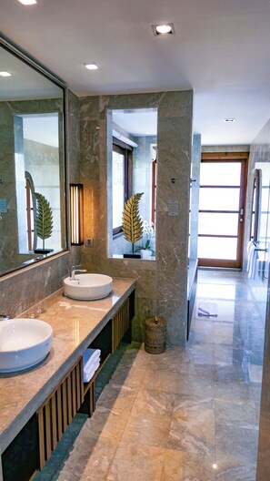 Secadora de cabello, bidet, toallas, jabón 