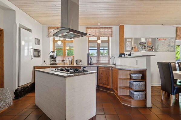 Jääkaappi, uuni, liesi, astianpesukone