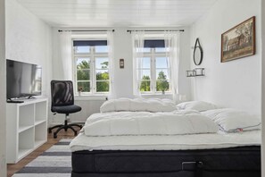 7 bedrooms, iron/ironing board, free WiFi