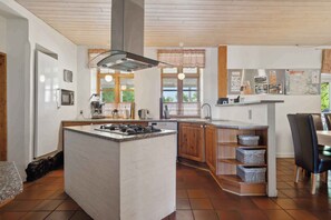 Réfrigérateur, un four, surface de cuisson, lave-vaisselle