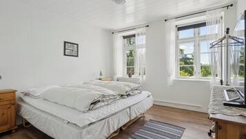 7 bedrooms, iron/ironing board, free WiFi