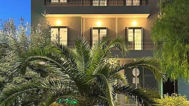 Un immeuble à plusieurs étages doté de balcons et d’une antenne parabolique.