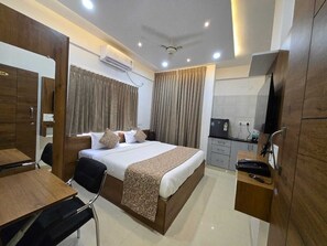 Desk, laptop workspace - Daffodil Suites by RHLV (Bengaluru)