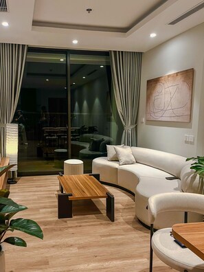 スーペリア アパートメント 3 ベッドルーム キッチン シティビュー | リビング エリア | 42 インチのLED テレビ (ケーブル放送視聴可)