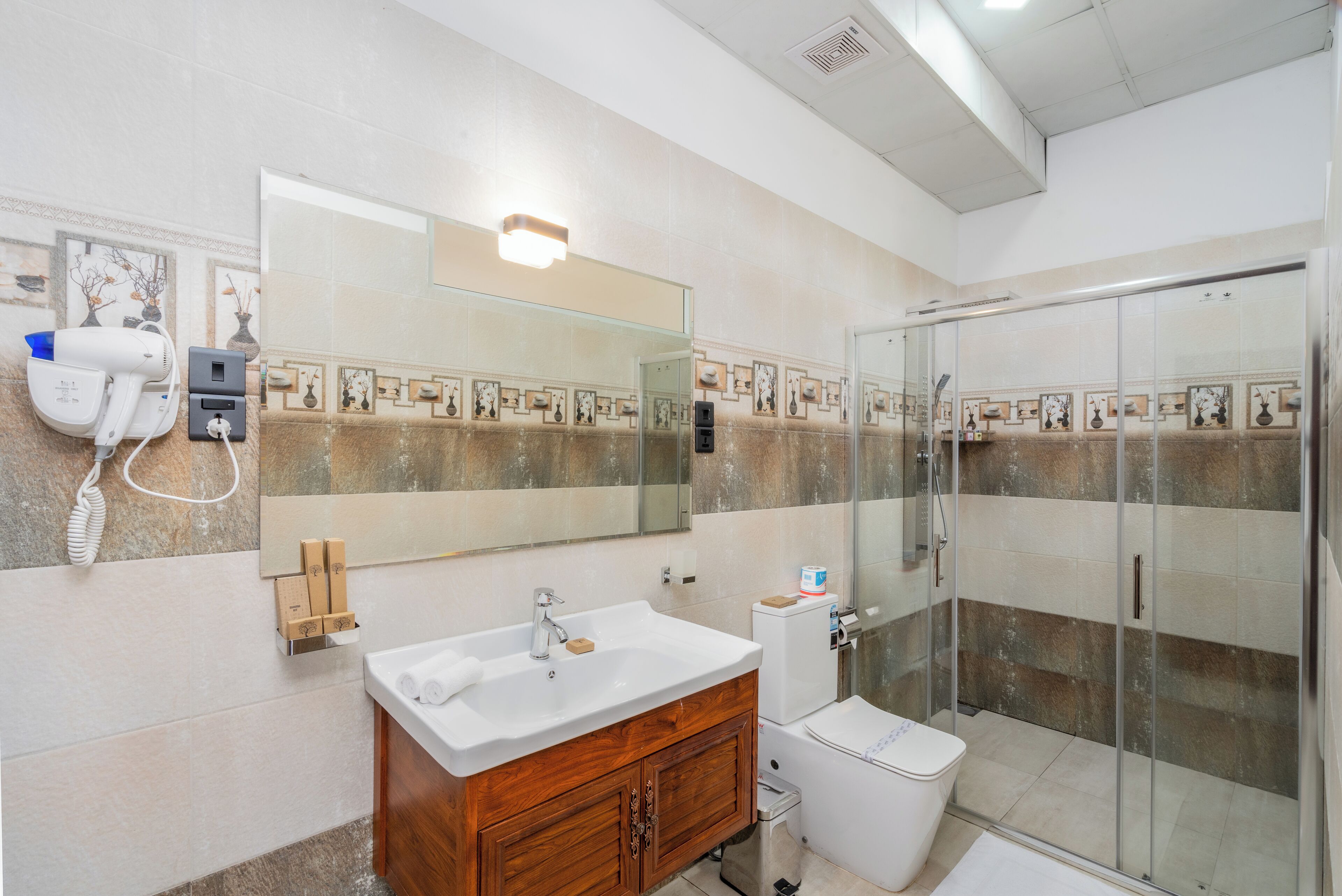 Deluxe Double Room, Mountain View | Bathroom | Free toiletries, hair dryer, towels, soap