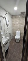 Ducha, artículos de tocador gratuitos, toallas, shampoo