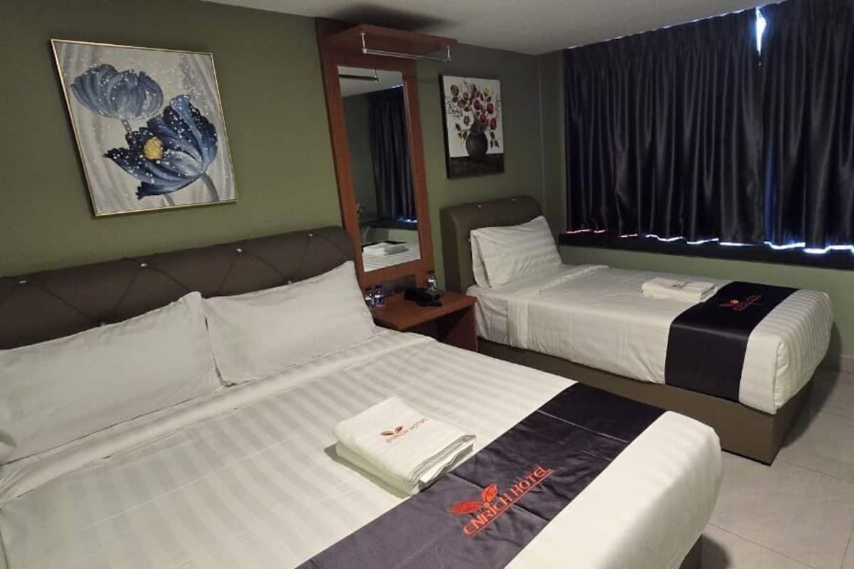 Superior Triple Room | Iron/ironing board, free WiFi, bed sheets