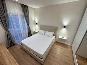 2 bedrooms, iron/ironing board, WiFi