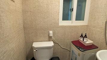 标准双人房 | 浴室 | 淋浴设施、免费洗浴用品、吹风机、拖鞋