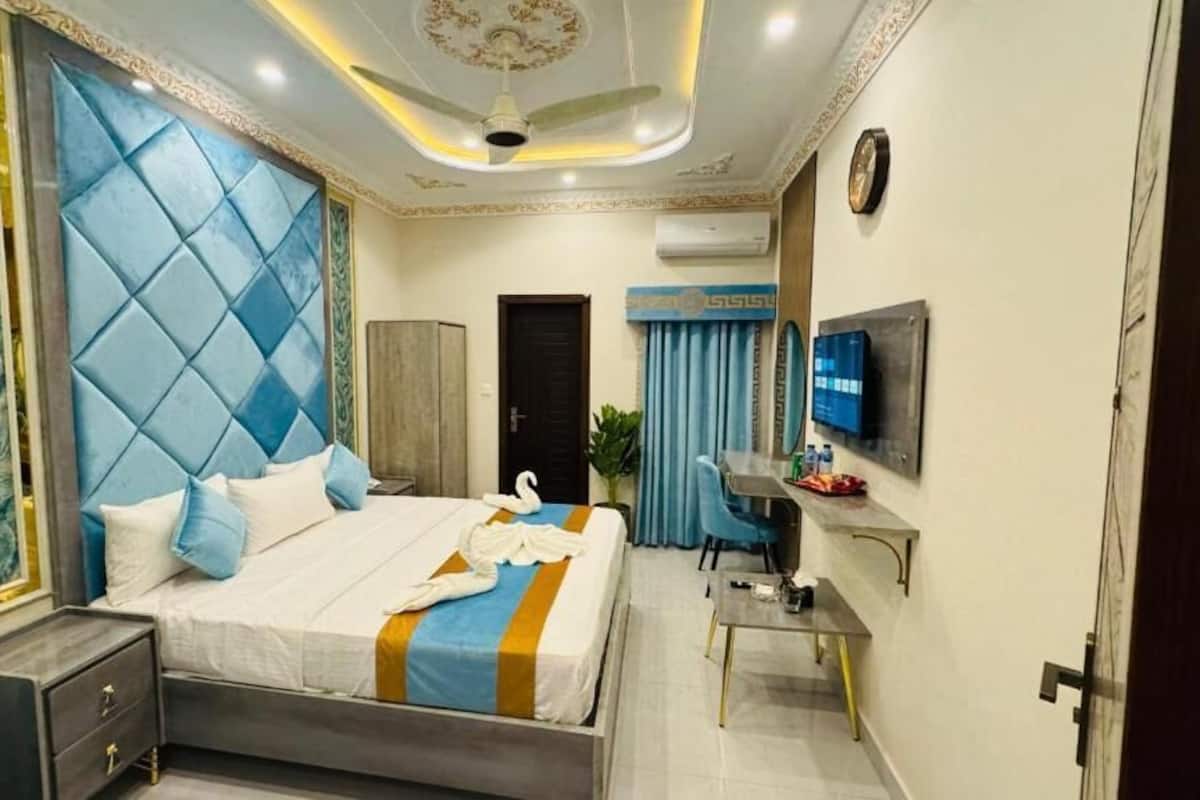 Deluxe Double or Twin Room, City View | Desk, laptop workspace, free WiFi