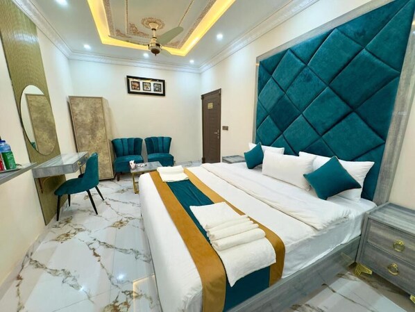 Habitación Deluxe con 1 cama doble o 2 individuales, vistas a la ciudad | Escritorio, espacio para trabajar con un portátil, wifi gratis