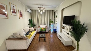 Luxury Suite, Mountain View | Living area | 43-inch LCD TV with satellite channels