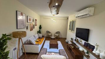 Luxury Suite, Mountain View | Living area