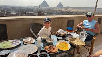 Full-sized fridge, microwave, cookware/dishes/utensils, freezer