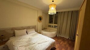 Suite luxueuse, vue sur la vallée | Rideaux d’obscurcissement, accès au Wi-Fi (inclus), literie fournie