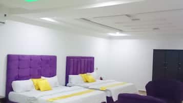 Familiekamer, 1 twee- of 2 eenpersoonsbedden | Een bureau, een laptopwerkplek, geluiddichte muren, gratis wifi