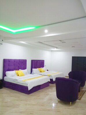 Phòng đôi hoặc 2 giường đơn dành cho gia đình | Bàn, khu vực làm việc phù hợp cho laptop, phòng cách âm