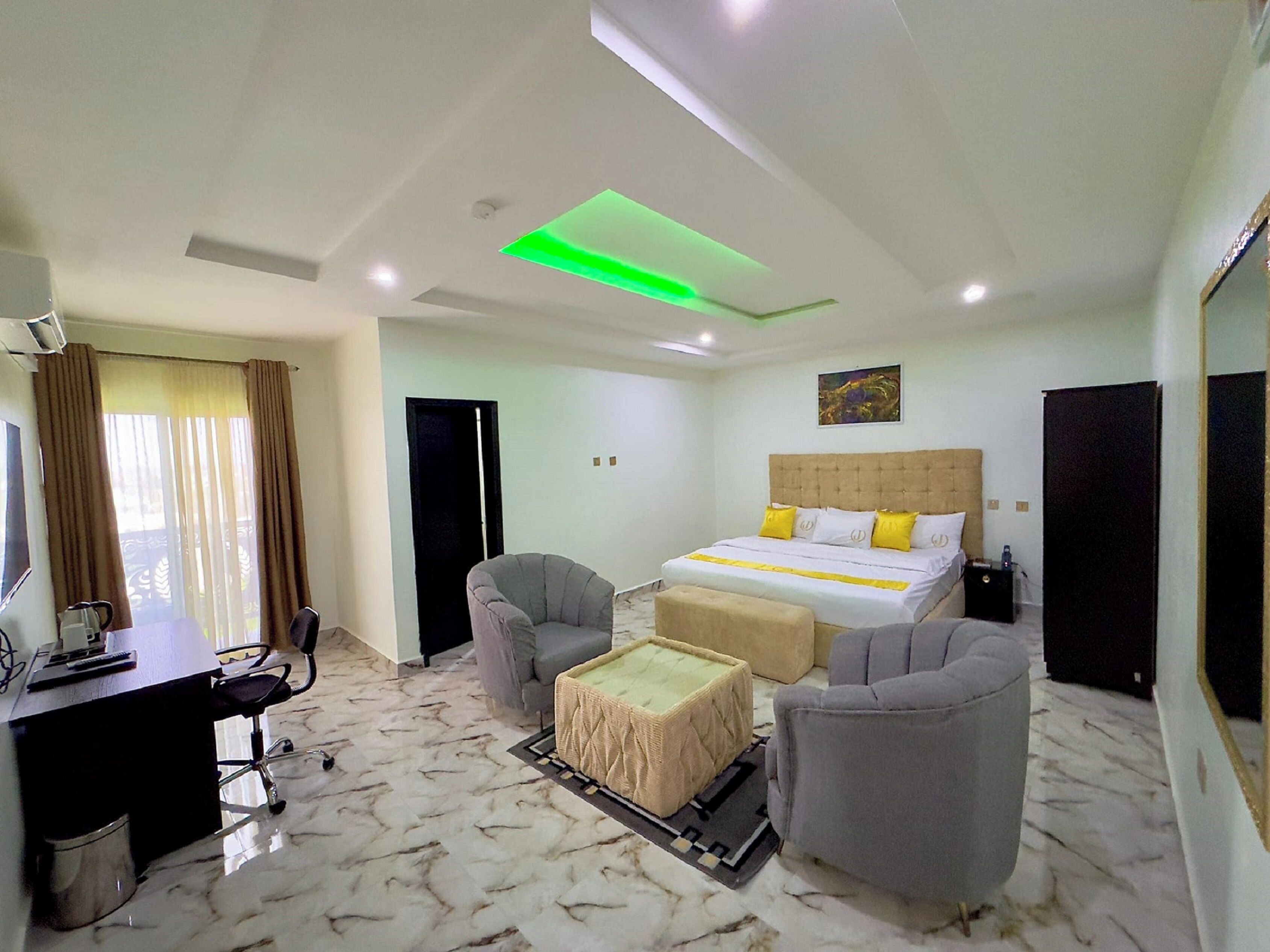 Suite, Non Smoking | Desk, laptop workspace, soundproofing, free WiFi