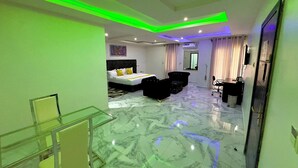 A modern hotel room with a bed, a desk, and a chair. - Joddag Hotel and Suites (Eket)