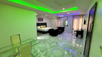 Executive Suite | 1 bedroom, desk, laptop workspace, soundproofing